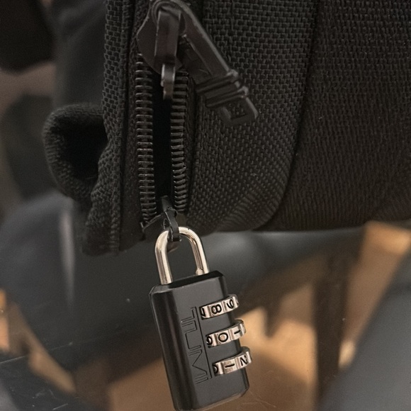 TUMI Carry On Luggage - Picture 9 of 9